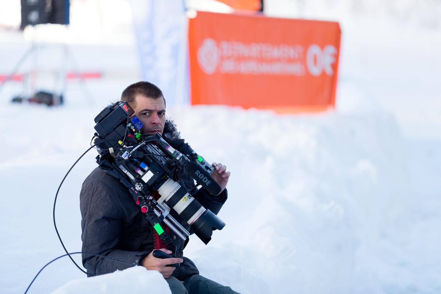 Cadreur avec caméra gréée en conditions hivernales